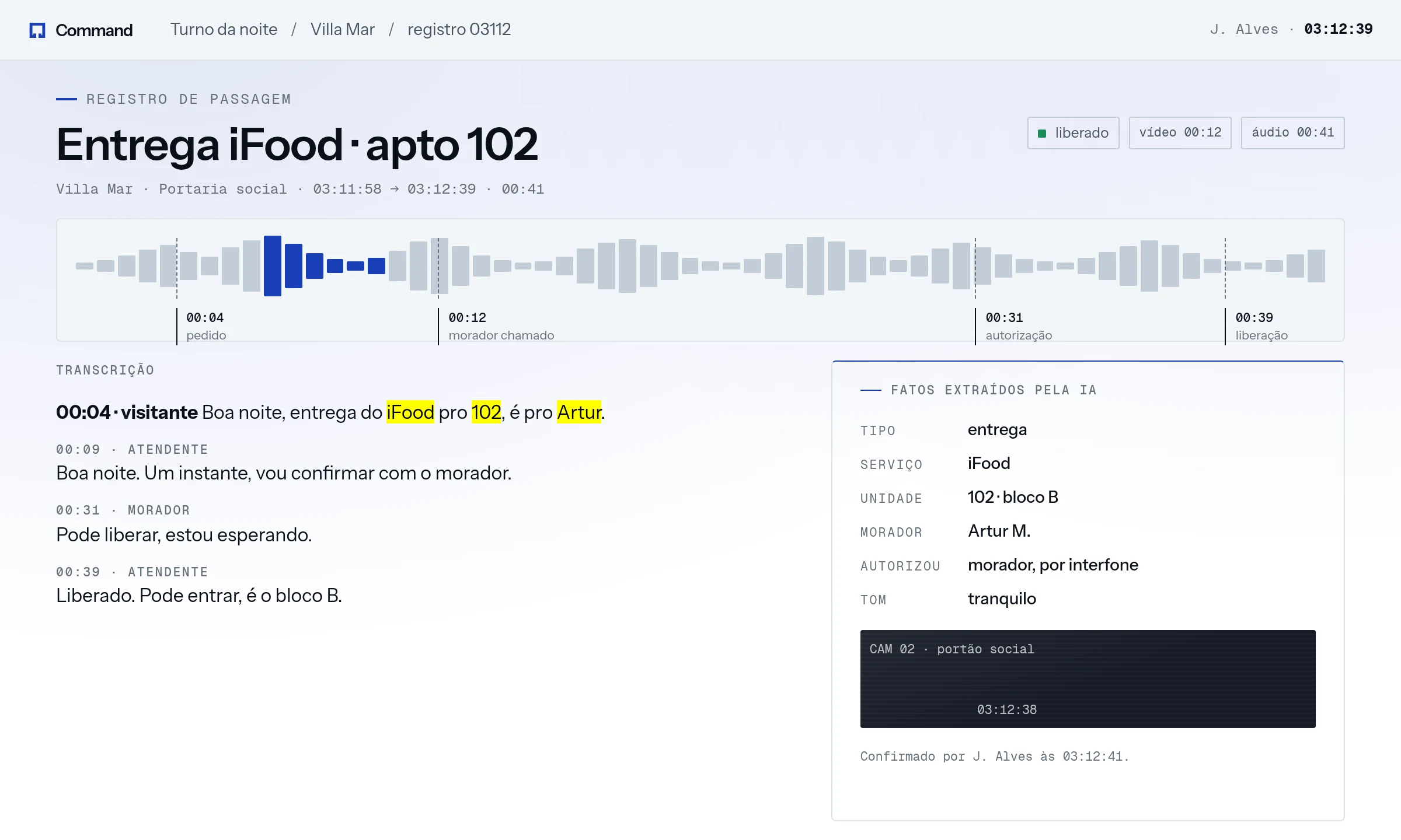 Registro de uma chamada no DBolt Command: linha do tempo do áudio, transcrição com iFood, 102 e Artur destacados, e os fatos extraídos pela IA ao lado.